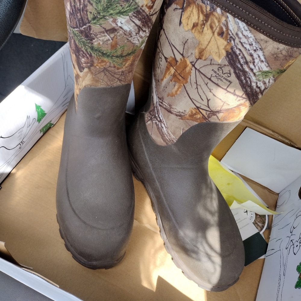 Boys muk boots